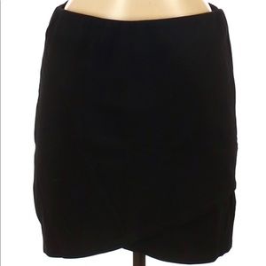 Bishop + Young casual skirt size medium color black excellent condition